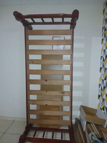Cama de solteiro de madeira