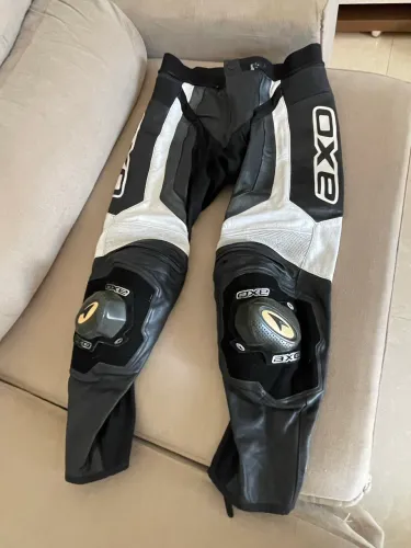 calça  de couro para motociclista da marca axo, tamanho 56