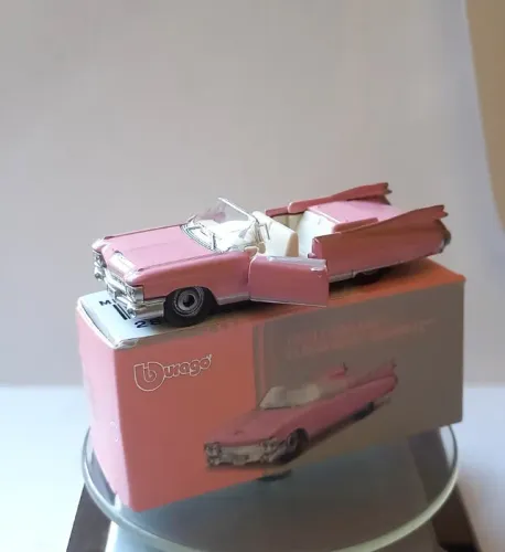 Miniatura Cadillac Eldorado Biarritz 1959 Rosa - Bburago 1:64