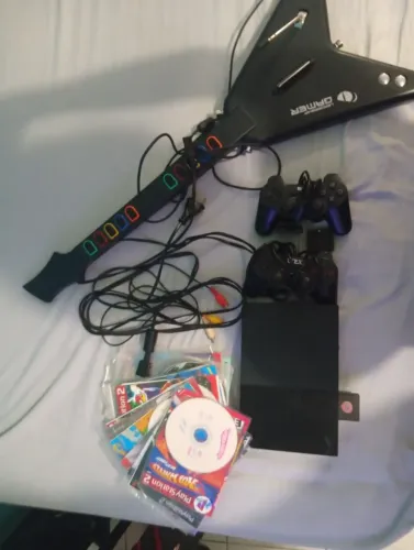 Venda de PS2 com guitarra do jogo guitar hero, com vários jogos e dois controles 
