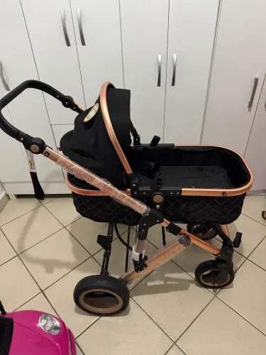 Carrinho de bebê e cadeira de balanço automático
