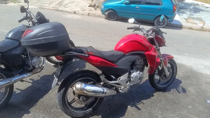 Honda CB 300 vermelha