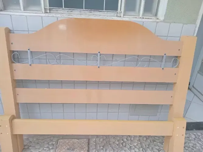 Cama de casal em madeira
