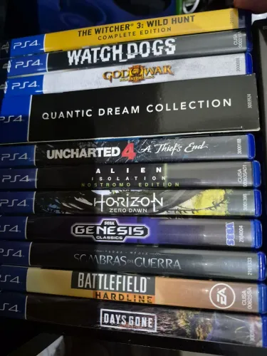 Jogo de PlayStation 4 mais vídeo game com defeito.