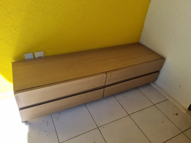 Excelente rack de TV de MDF com fórmica 
