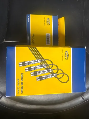 Kit com velas e cabo de velas Magneti Marelli