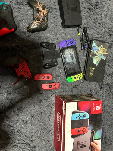 Nintendo Switch Switch 32GB Standard cor vermelho-néon, azul-néon e preto.
