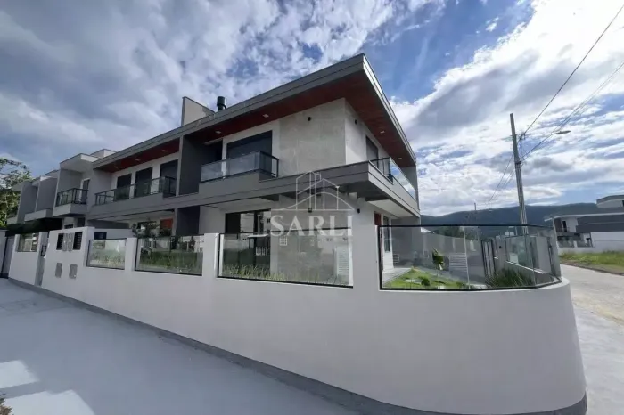 Sobrado novo, com 3 dormitórios, sendo 1 suíte, de 133 m² Forquilhas - São José