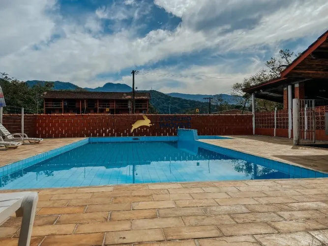 Apartamento com 3 dormitórios e quintal privativo, na região da Maranduba/Tabatinga. Condo