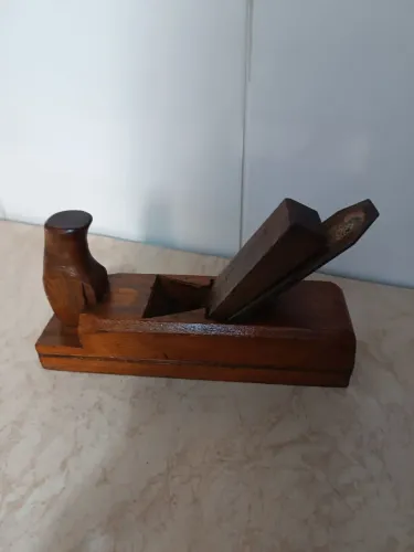 Vendo ferramenta antiga.