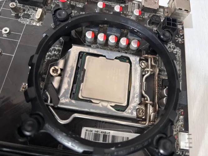Placa mãe ih61 afox com processador i3 gráfico integrado.