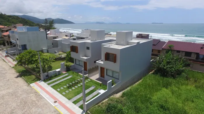 Novo! Bairro Morrinhos, 20 metros da praia. Exclente opção para aluguel de temporada.