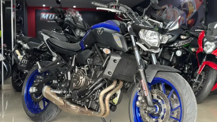 MT 07 na cor azul ano 2021/2022