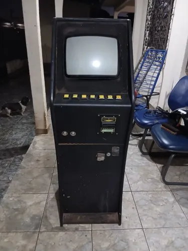 Vendo essa máquina de jogo antiga