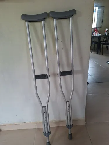 Par de muletas semi novas 
