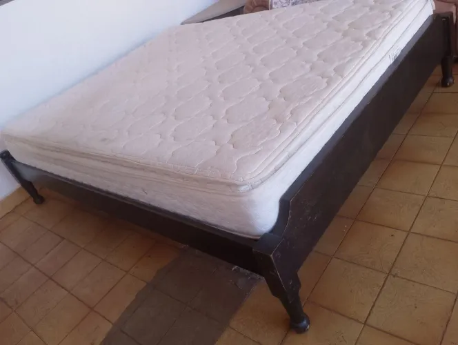 Cama de madeira Queen