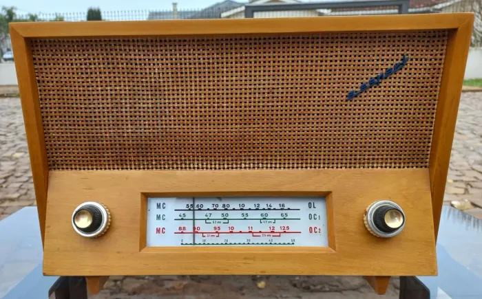 Radio antigo valvulado marca Telespark 