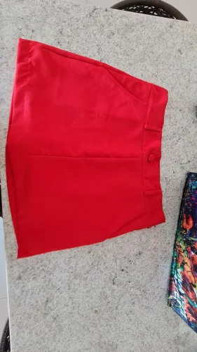 Saia shorts vermelha feminina tecido curta com botão e bolso
