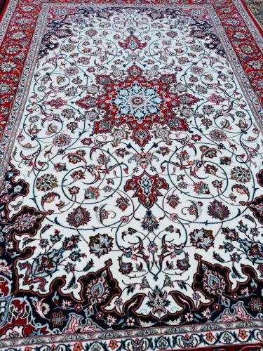 Tapete Isfahan Iraniano à venda