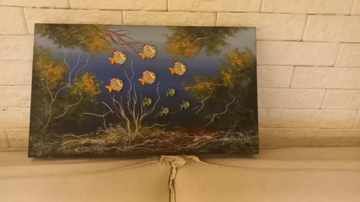 Quadro pintado à mão, com 9 peixes em aplique 3D, fundo em tons azul marinho, 60 x 35 cm.