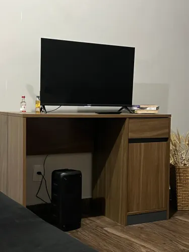 Vendo essa escrivaninha junto com a tv