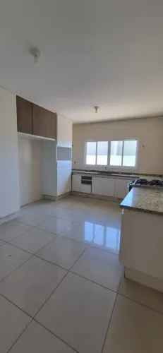 Imóvel para aluguel tem 200 metros quadrados com 3 quartos