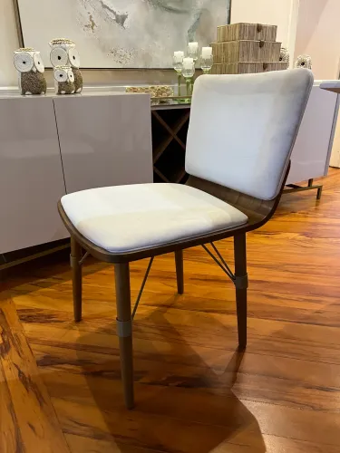 Cadeira madeira com estofado assento e encosto