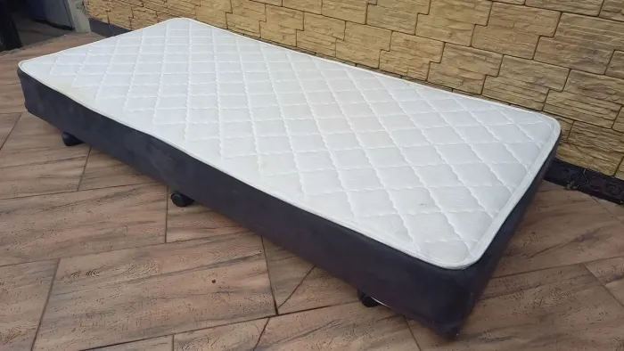 Entrego : Cama auxiliar com colchão de molas embutido 