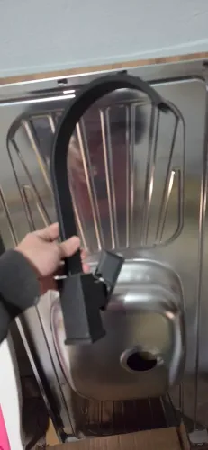 Torneira preta quente e frio