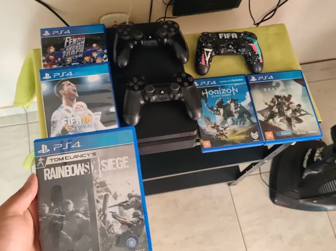 Vende-se Playstation 4 semi-novo