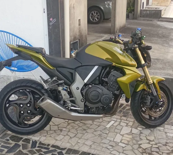 Moto super conservado,segundo dono pneus novos .