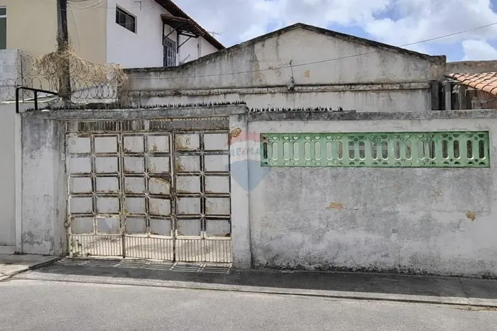 CASA SOLTA - Rua Humberto de Campos 996 - São João do Tauape - Excelente Localização