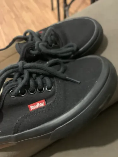 Tênis redley preto monocromático