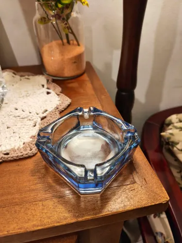 Cinzeiro antigo em vidro/cristal azul - peça vintage