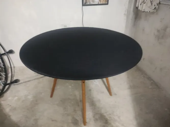 Mesa com tampo de vidro e pés de madeira