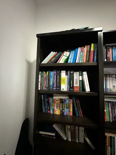 Estante de livros de madeira
