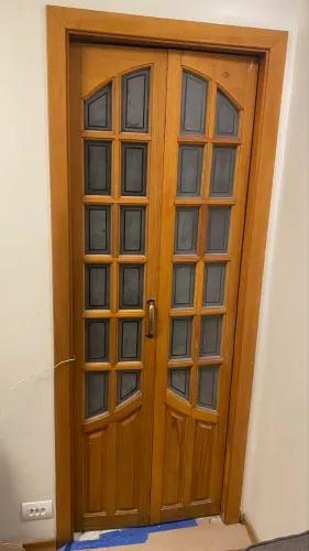 VENDO PORTA CAMARÃO DE MADEIRA COM VIDROS + GUARNIÇÃO