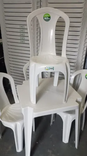 Mesa com Cadeiras Resistentes de 182kg Duo