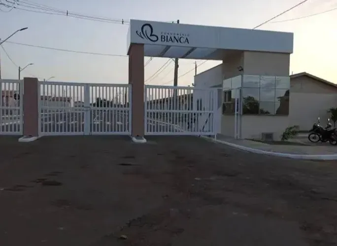 Passo chave do condomínio Bianca, casa com lateral grande