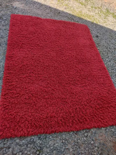 Vendo tapete de sala vermelho largura 1.50 altura 2 metro