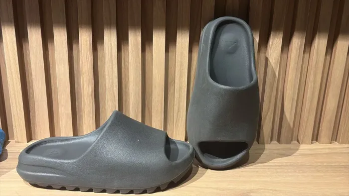Chinelo yeezy preto