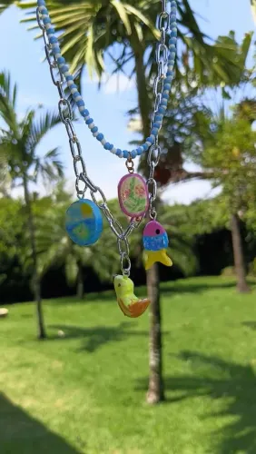 Colar feito a mão de missangas