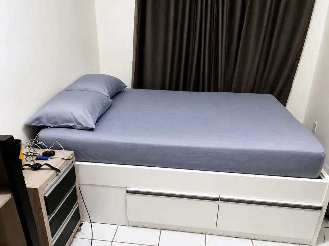 Cama toda em mdf com 4 gavetões e colchão Ortobom tudo semi novo 