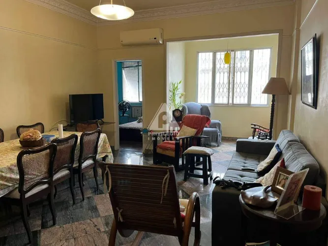 Em Botafogo! Excelente apartamento com três quartos na rua Voluntários da Pátria, próximo 