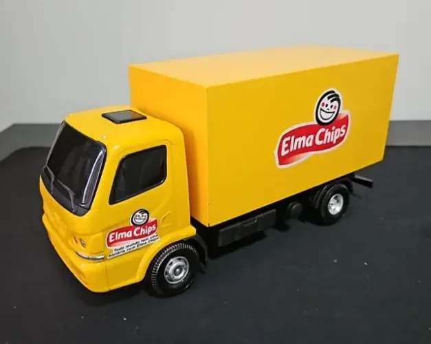 Caminhão Roma com adesivos Elma Chips