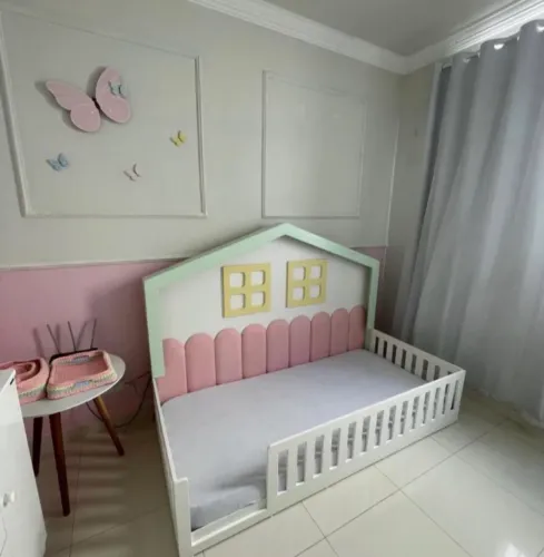 Cama montessoriana com colchão e escorrega