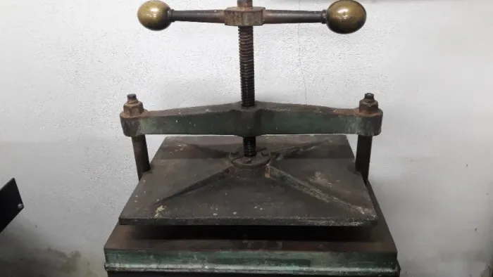Prensa manual para encadernar toda de ferro fundido e puxadores de metal amarelo