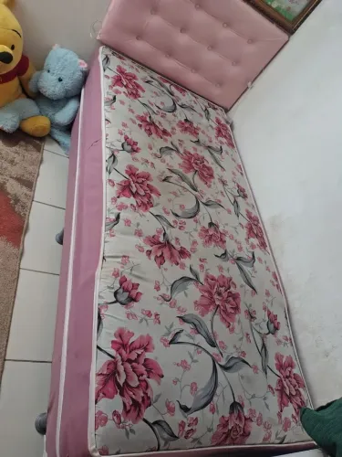Vende-se cama e cabeceira em boas condições 