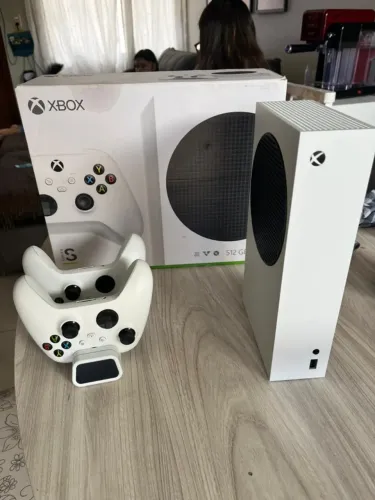 XBOX Series S 512 GB - 2 Controles - GTA V - Red Dead Redemption II