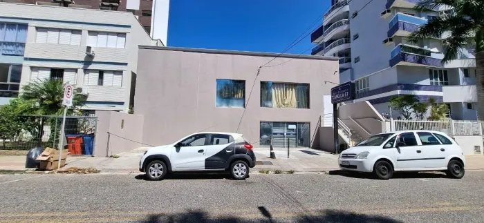 Casa Comercial com 5 vagas para Alugar no bairro Coqueiros, em Florianópolis/SC.